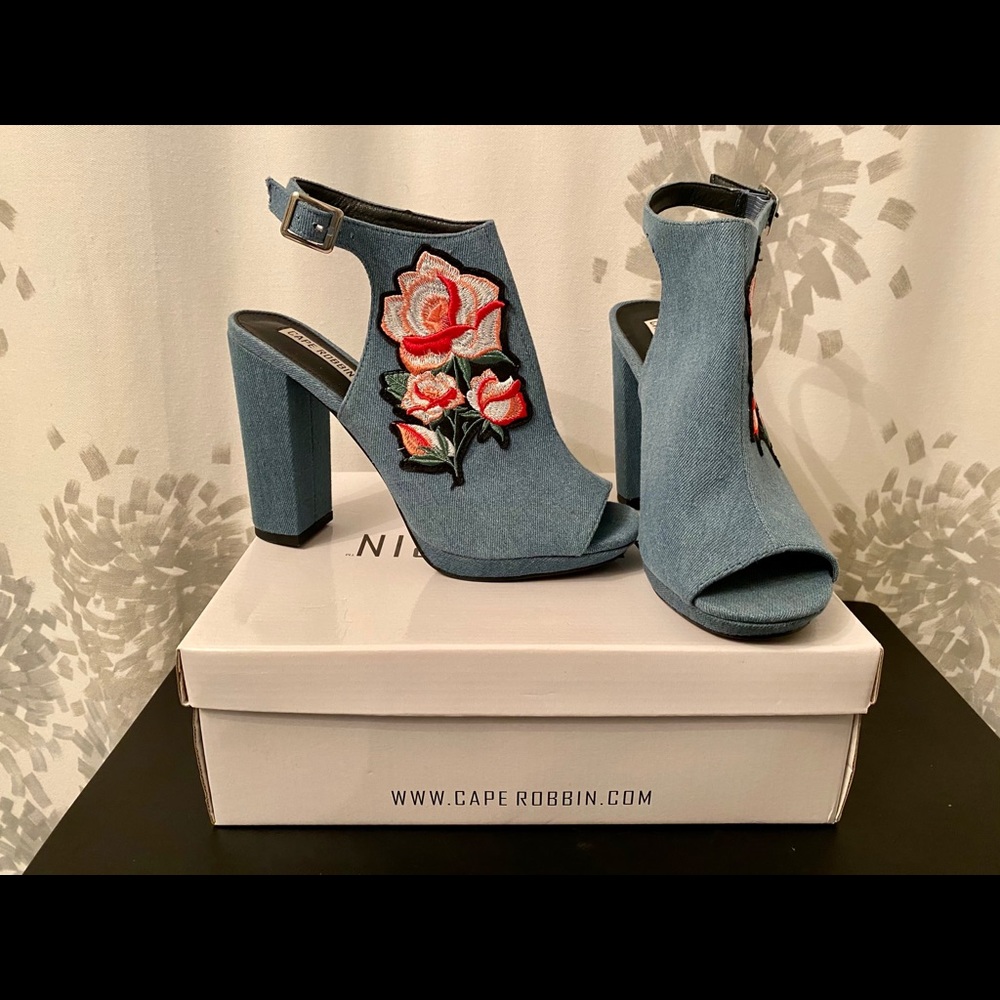 BRAND NEW CAPE ROBBIN PLATFORM HEELS